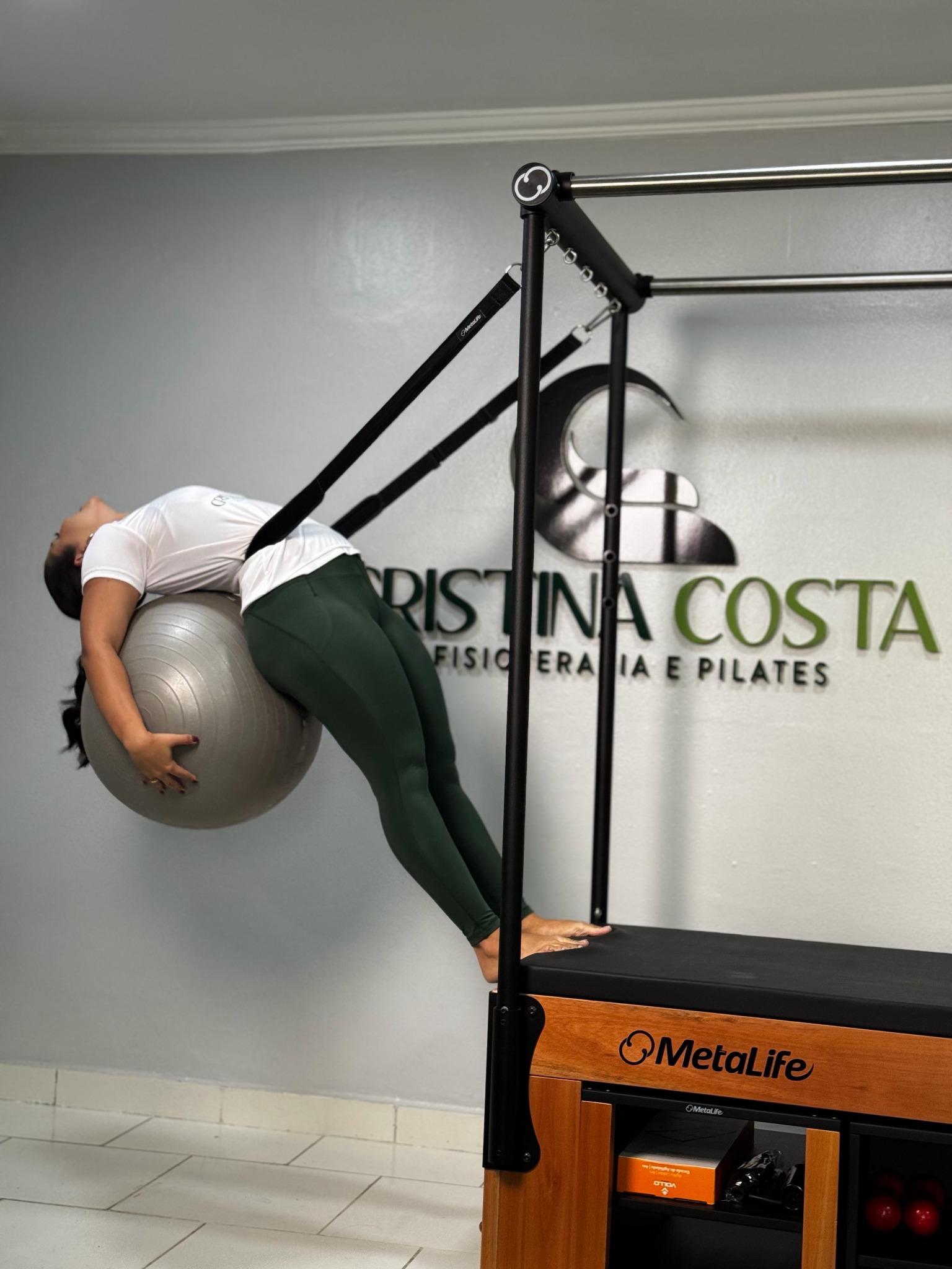 Prática de Pilates com bola e aparelho no Estúdio Cristina Costa em Boa Vista, RR